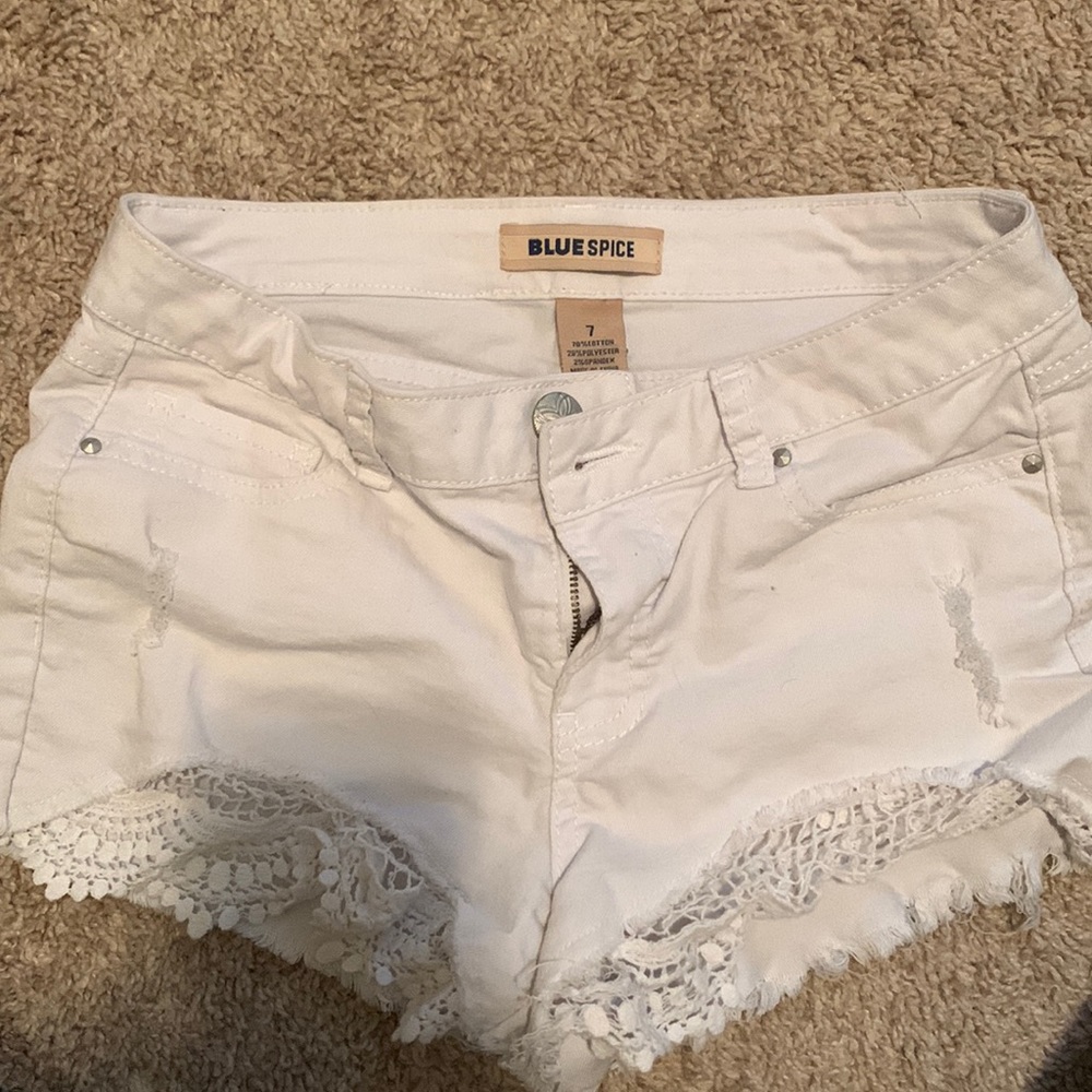 Laced white shorts size 7 💛